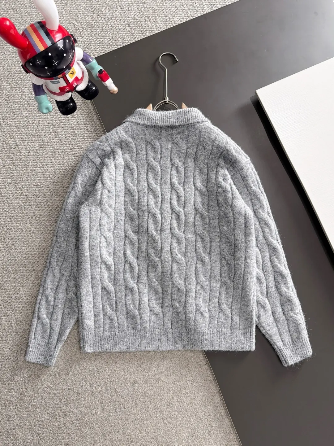 Next day shipping P195 Balenciaga high quality 2026 autumn and winter official website latest sweater, on sale at the same time at the counter Hot Sale! Specially made of wool blended fabric. It feels comfortable and can be directly in contact with the skin. The logo badge is exquisitely embroidered, which is extremely eye-catching! The details highlight the fashionable charm of big brands. Exquisite workmanship. Three-dimensional cutting style. The wearing effect is invincible and handsome! All three standards are complete! Sizes:M-3XL